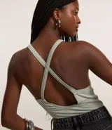 Body femenino sin costura, color verde claro, con escote redondo, breteles que se cruzan en la espalda y detalle de tejido texturizado en los laterales.