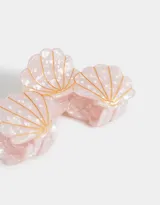 Broche para el pelo con forma de caracola color rosa claro con lunares blancos y detalles dorados.