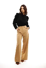 Pantalón de vestir color beige, de corte recto y pierna ancha, con tiro alto y bolsillos laterales.