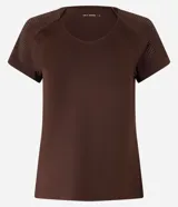 Remera deportiva marrón de microfibra, con cuello redondo, mangas cortas con laterales perforados y calce ajustado.