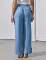 Pantalón ancho de lyocell color celeste, con cintura elástica ajustable con cordón y aberturas laterales en el ruedo con detalle de flecos.