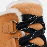 Bota de gamuza color marrón claro con detalles en negro, cordones de trekking y cuello de piel sintética.