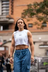 Musculosa blanca de algodón elastizado con logo estampado en el frente.