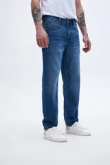 Pantalón de jean azul de corte recto, holgado en la cadera y levemente ajustado en las piernas, con tiro medio.