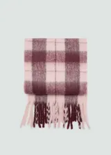 Bufanda rectangular de lana con estampado de cuadros grandes en tonos rosa y borgoña. Tiene flecos en los extremos.