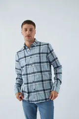 Camisa de manga larga en estampado a cuadros en tonos azules, con ajuste slim y logo bordado.