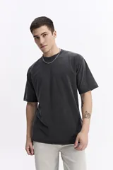 Remera lisa color beige de corte oversize, con escote redondo y mangas cortas.