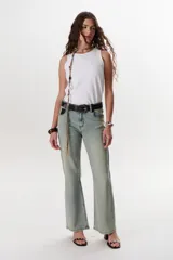 Musculosa blanca de algodón con diseño de doble capa, corte ajustado y cuello redondo.