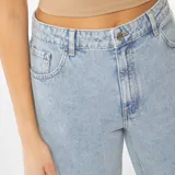 Pantalón de jean celeste de corte ancho.