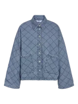 Chaqueta acolchada de denim celeste con cuello clásico y mangas largas. Cierre con broches a presión, bolsillos frontales y forro interior completo.