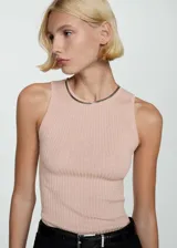 Top rosa de punto canalé con cuello redondo y sin mangas.