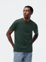 Camiseta verde oscuro de manga corta y cuello redondo.