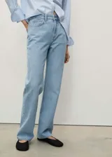 Pantalón de jean celeste de corte recto, tiro medio, con cinco bolsillos y cierre frontal con cremallera y botón.