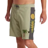 Short de baño color verde con estampado de palmera y diseño abstracto en el lateral.