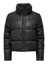 Campera puffer negra de cuero sintético, con cuello alto, cierre frontal con cremallera y bolsillos laterales.