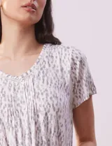 Camisón corto color blanco con estampado de manchas grises, escote redondo con detalle plisado y mangas cortas.