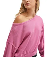 Buzo blanco de tejido térmico de algodón con textura. Tiene escote redondo ancho, mangas dolman caídas con puños elastizados, costuras expuestas y dobladillo con banda.