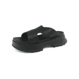 Sandalias negras con plataforma gruesa y tiras anchas cruzadas sobre el empeine.