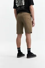 Bermuda color beige de corte chino, con presillas para cinturón y logo bordado. Confeccionada en algodón y spandex.