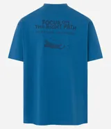 Remera relaxed de algodón color azul con estampa lettering y dibujo de una linterna en la espalda.