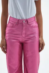 Pantalón jean de tiro alto, corte recto y pierna ancha, color fucsia brillante.