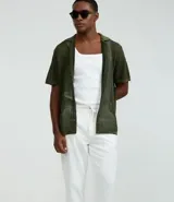 Pantalón masculino de corte relaxed, color blanco, confeccionado en tejido Oxford de algodón. Presenta cintura con trabillas y cordón para lazo, bolsillos delanteros y traseros.