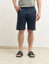 Bermuda de gabardina color verde con bolsillos laterales y traseros.