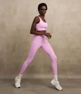 Calza deportiva color lila, confeccionada en microfibra, con cintura elástica contrastante con la inscripción "Keep Moving".