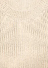 Chaleco de punto grueso color beige, sin mangas y con cuello redondo. Tejido con mezcla de lana responsable y corte slim fit.