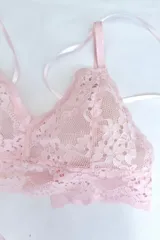 Bralette blanco de encaje floral con breteles regulables y cierre trasero con gancho.