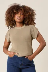 Blusa color beige de hilo con cuello redondo y mangas cortas con detalle de cadena plateada en los hombros.