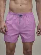 Short de baño color lila con cintura elástica y cordón ajustable. Interior de malla para mayor soporte.
