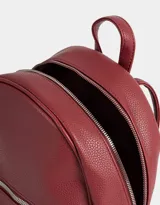 Mochila negra de cuerina con bolsillo frontal con cierre, correas regulables, manija superior, cierre superior y tag de metal.