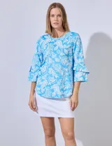 Blusa de seda fría estampada en color azul, con mangas ¾ y volados.