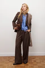 Blazer marrón de corte clásico, con solapas y cierre de un botón.