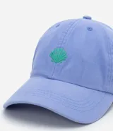 Gorra de sarga color lila con visera curva y bordado de una concha verde en el frente. Ajuste trasero con hebilla metálica.