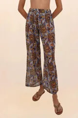 Pantalón acampanado con cintura elástica y estampado abstracto en tonos marrón, azul y naranja.