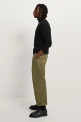Jersey negro de punto fino con cuello alto y manga larga.