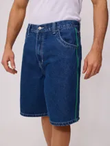 Bermuda de jean celeste con detalle de una línea vertical naranja en los laterales.