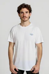 Remera blanca de algodón con un pequeño estampado azul en el lado izquierdo del pecho.