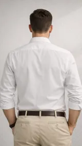 Camisa de manga larga color blanco, con cuello camisero y un pequeño logo bordado en azul marino en el pecho.