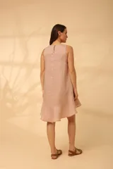 Vestido corto color beige, sin mangas y con cuello redondo.