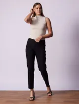 Pantalón negro de gabardina elastizada, marca Ruby Rd, corte recto. Tiene pretina ancha elastizada, bolsillos simulados en la parte delantera y bolsillos aplicados en la parte trasera.