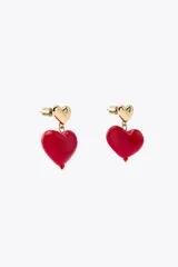 Aros colgantes con forma de corazón, con un corazón pequeño dorado en la parte superior y un corazón grande rojo en la parte inferior.