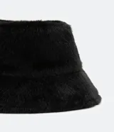Gorro tipo bucket negro de felpa suave.