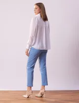 Camisa celeste de gasa, marca Tahari. Cuello con solapa y abertura central con botones ocultos. Manga larga abullonada con puño y botones. Forro de gasa a tono.