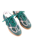 Championes de cuero color verde con detalles en rosa y suela marrón.