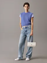 Cartera de hombro Calvin Klein color blanco con logo CK plateado.