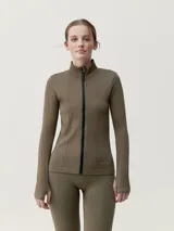 Campera negra con cierre frontal, cuello alto y mangas largas. Confeccionada con tecnología 3D y tejido fit_tech.