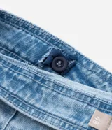 Pantalón de jeans con elastano, tiro alto, corte flare, bolsillos delanteros y traseros con bordado.